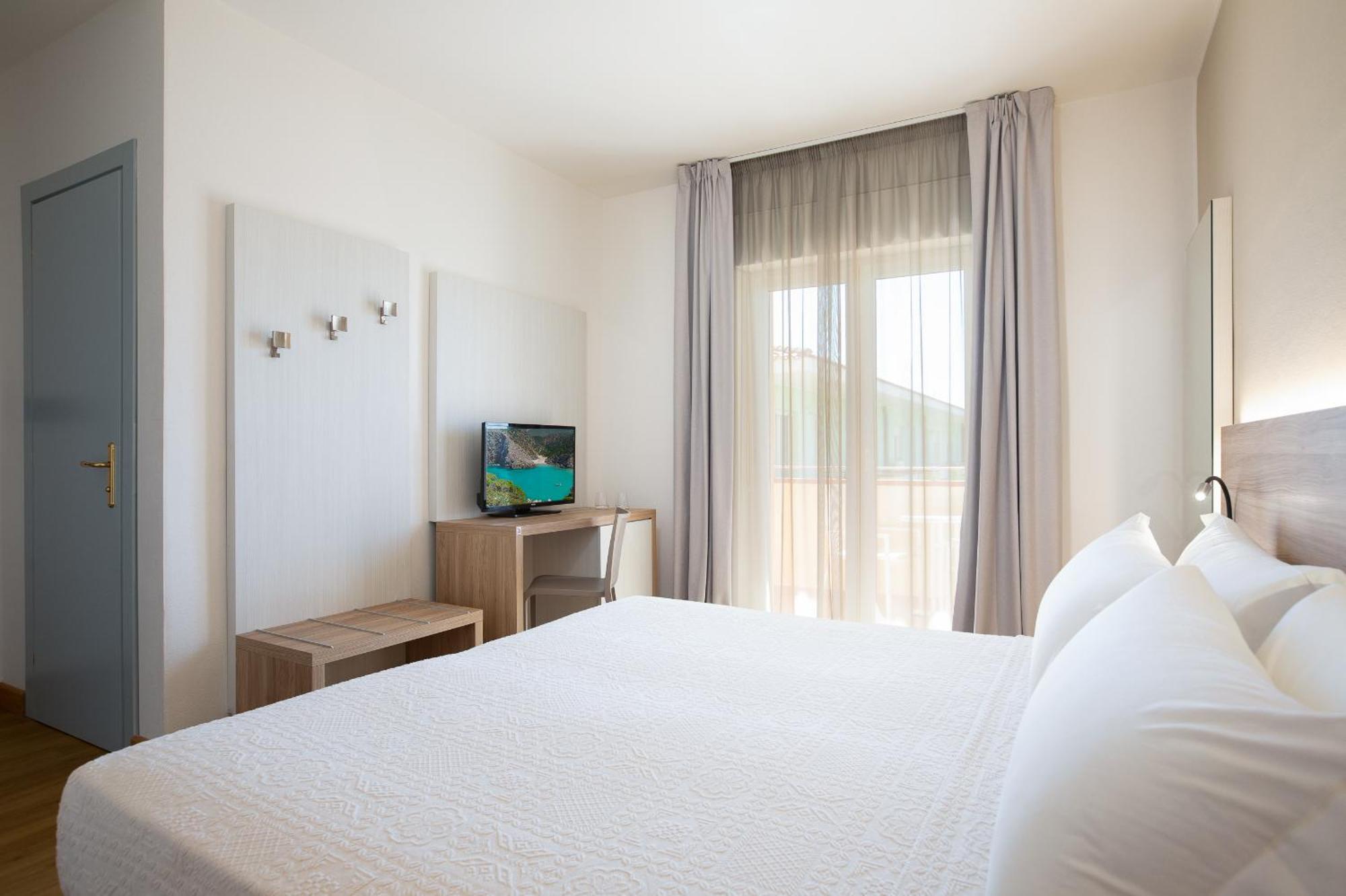 Lu' Hotel Porto Pino SantʼAnna Arresi Buitenkant foto