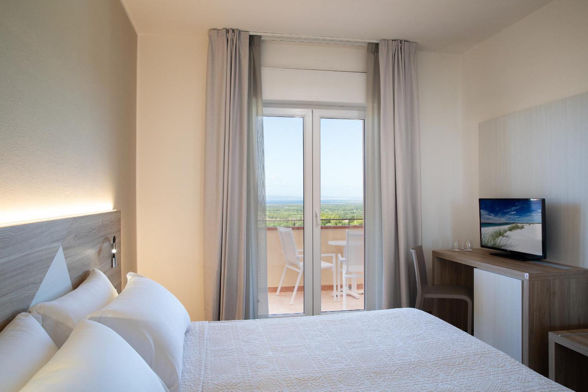 Lu' Hotel Porto Pino SantʼAnna Arresi Buitenkant foto