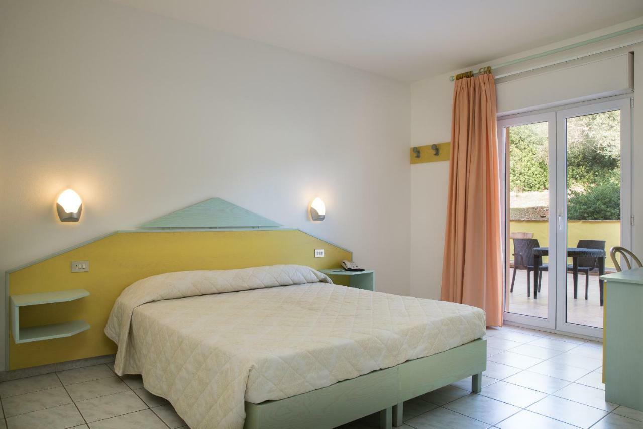 Lu' Hotel Porto Pino SantʼAnna Arresi Buitenkant foto